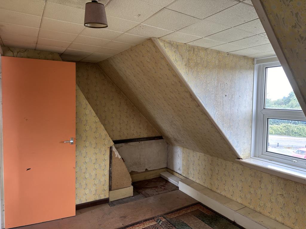 Lot: 171 - FOUR-BEDROOM SEMI-DETACHED HOUSE FOR REFURBISHMENT - Bedroom 3